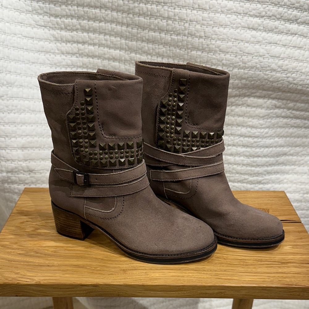 Vince Camuto Coffee Brown Studded Suede Ankle Boots Size 6 NWOB